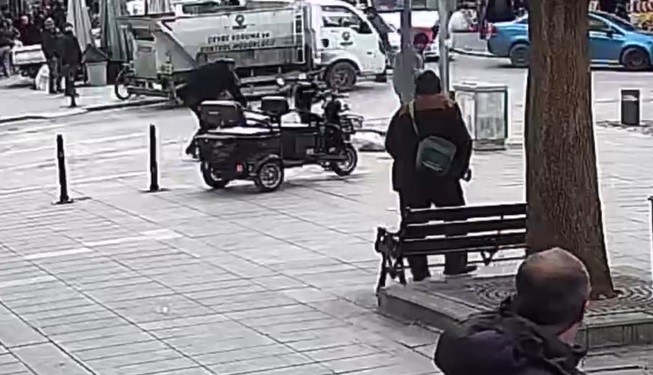 Sokak ortasında tabancayı peş peşe ateşleyerek husumetlisini vurdu