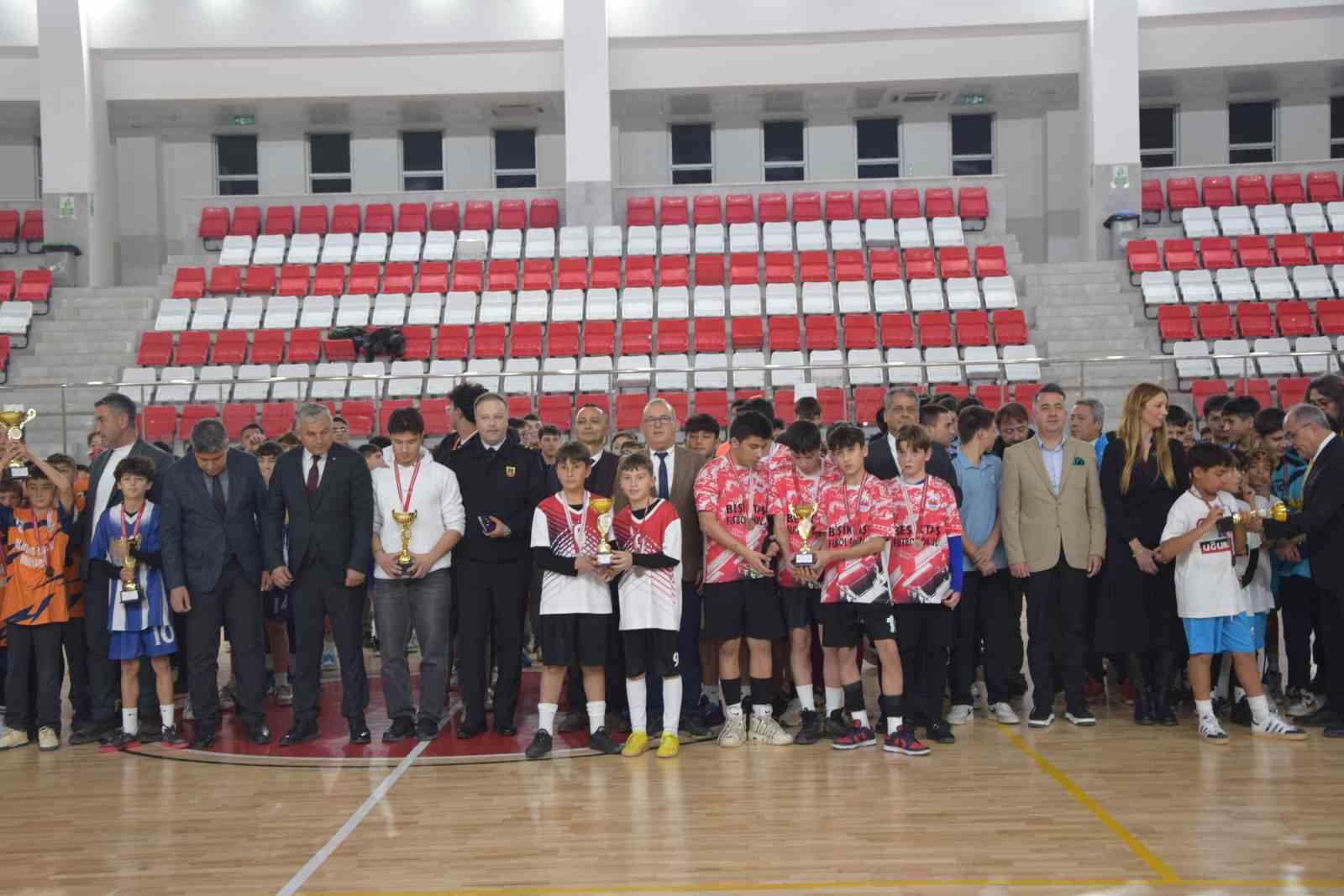 Aksu’da Okul Sporları Futsal Turnuvası sona erdi