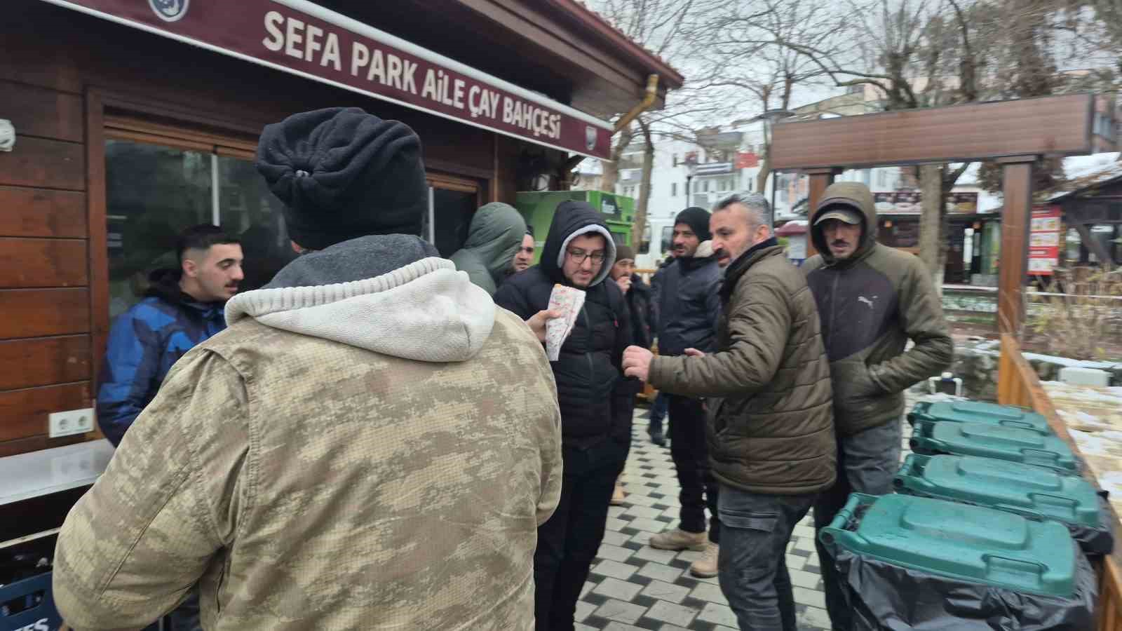 Karla mücadele ekiplerine sucuk ekmek