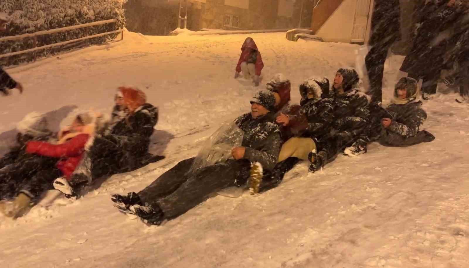 Samsun’da vatandaşların kar eğlencesi: Ellerinde poşetlerle sokakta kaydılar
