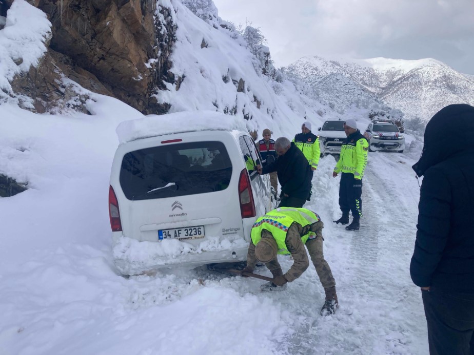 Karlı yolda mahsur kalan vatandaşların imdadına Mehmetçik yetişti