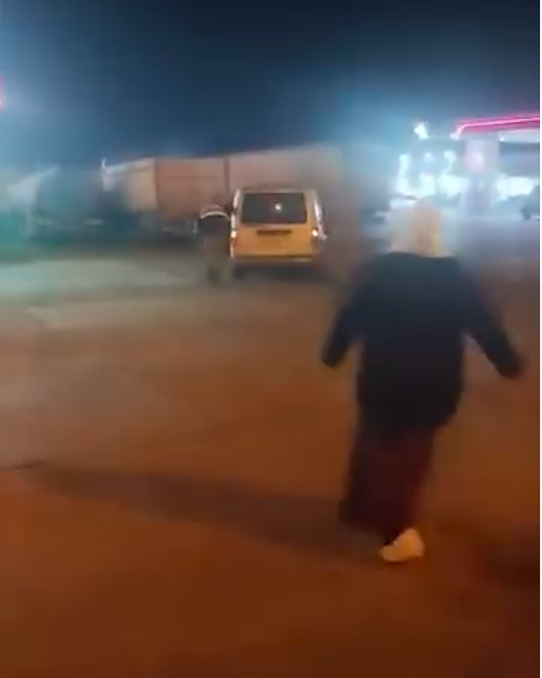 Şanlıurfa’da yolda kalan sürücünün yardımına jandarma koştu