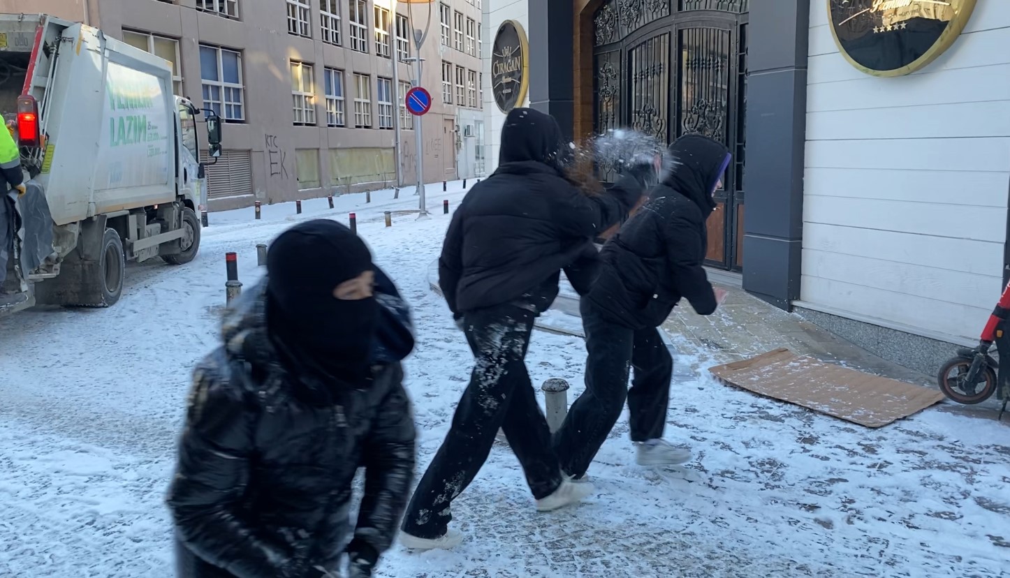 Eskişehir’e beklenen yağış geldi, çocuklar kartopu savaşı yaptı