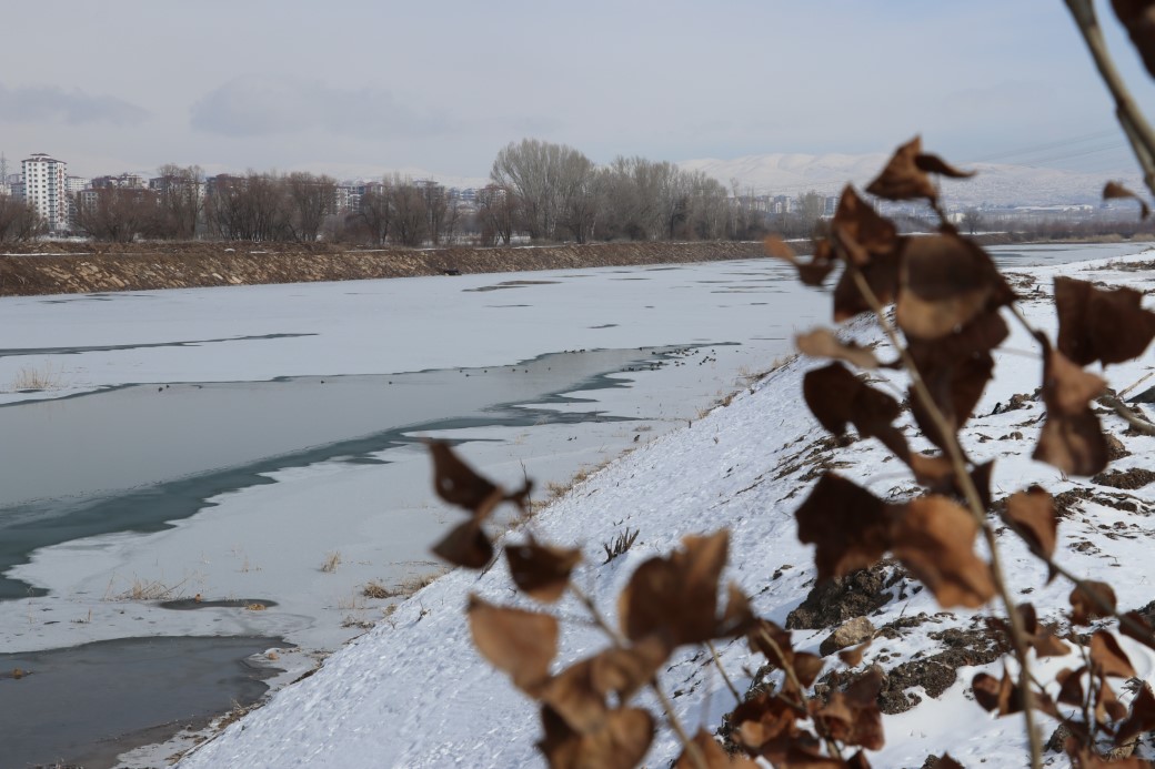 Türkiye’nin en uzun nehri kısmen buz tuttu