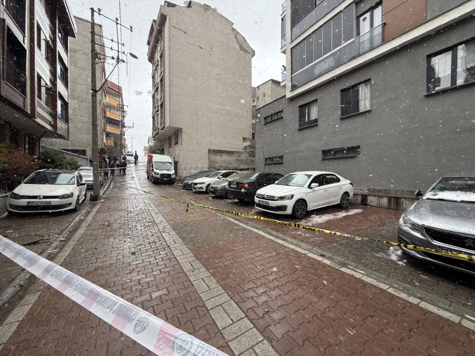 Küçükçekmece’de bir binanın çatısına yıldırım düştü: Kopan parçalar araçlara zarar verdi, 1 yaralı