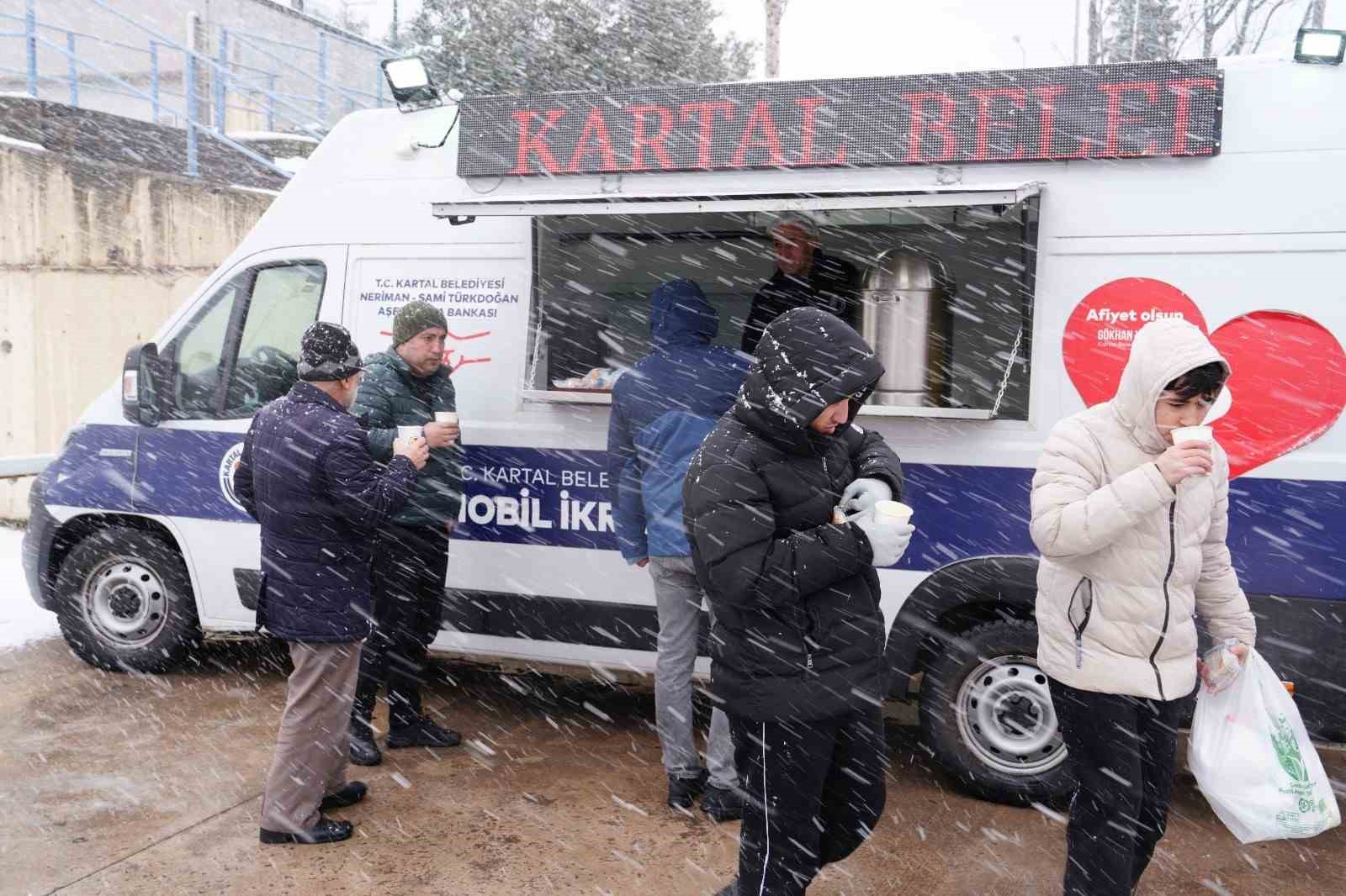 Kartal Belediyesi’nden vatandaşlara sıcak çorba ikramı