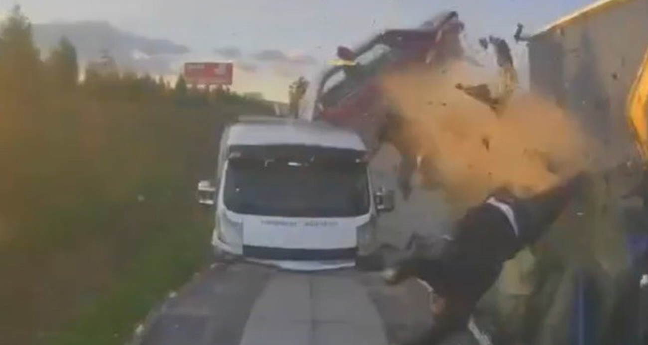 İzmir’de korkunç kaza kamerada: 1 ölü, 1 ağır yaralı