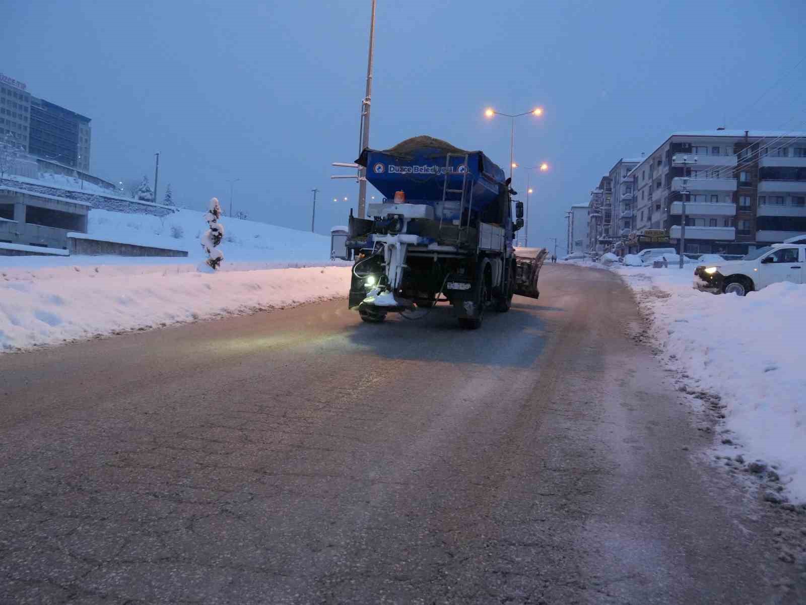 Düzce’de MSÜ sınavı öncesi yollar kardan temizlendi