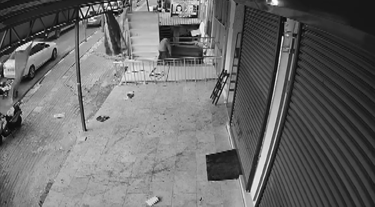 Fırtınanın devirdiği rafın altında kalmaktan saniyelerle kurtulan çocuğun o anları kamerada