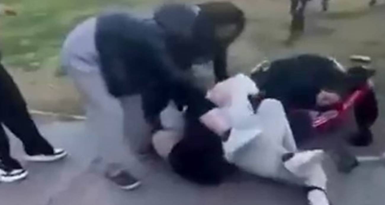 Kızların yumruk yumruğa kavgası kamerada