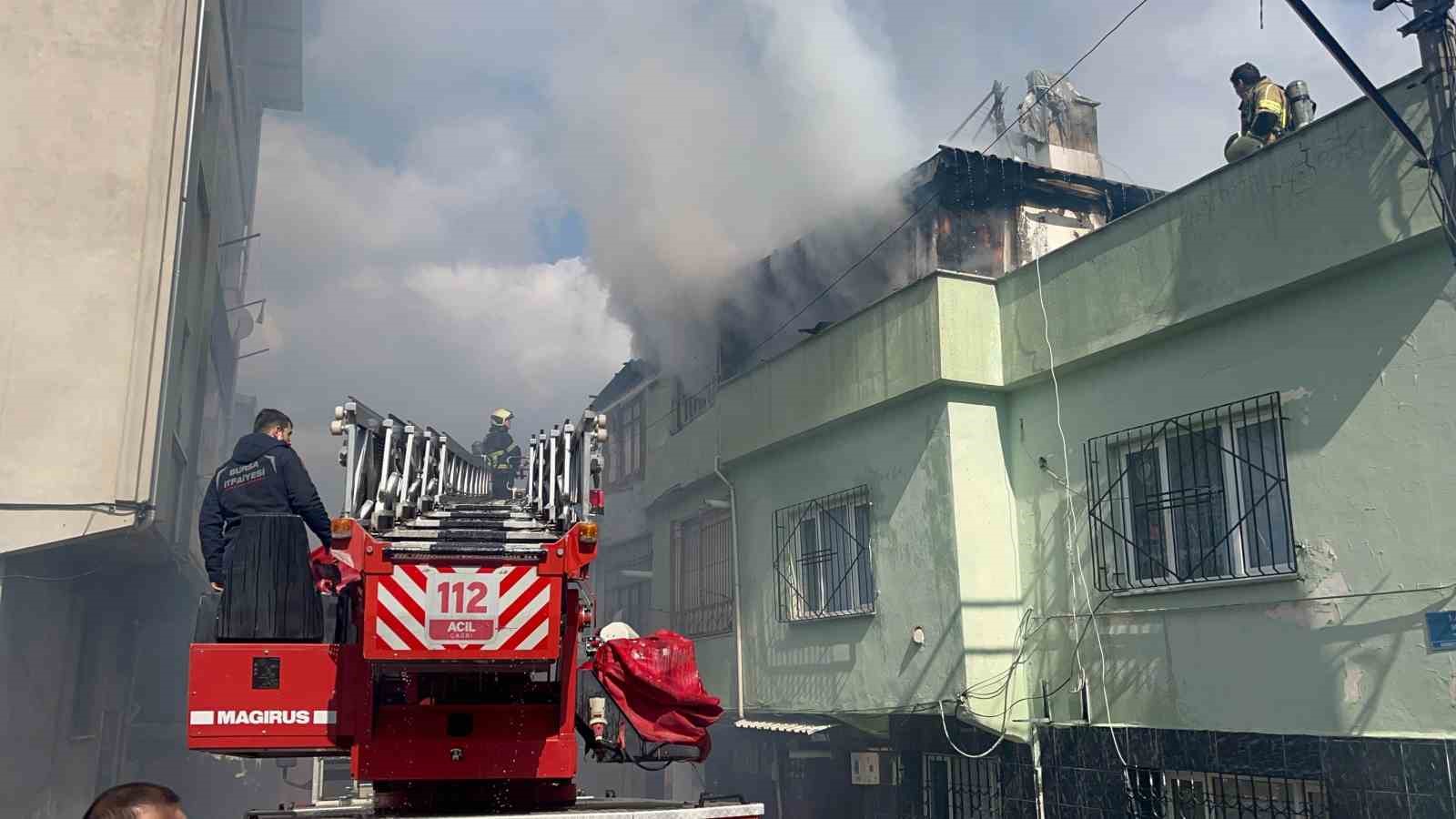 3 katlı binanın çatı katı alevlere teslim oldu