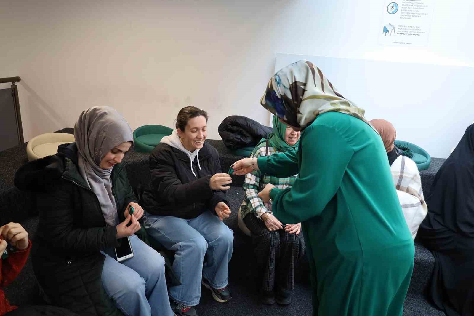 Ev hanımı ve çalışan annelere çocuk yetiştirmenin altın kuralları anlatıldı
