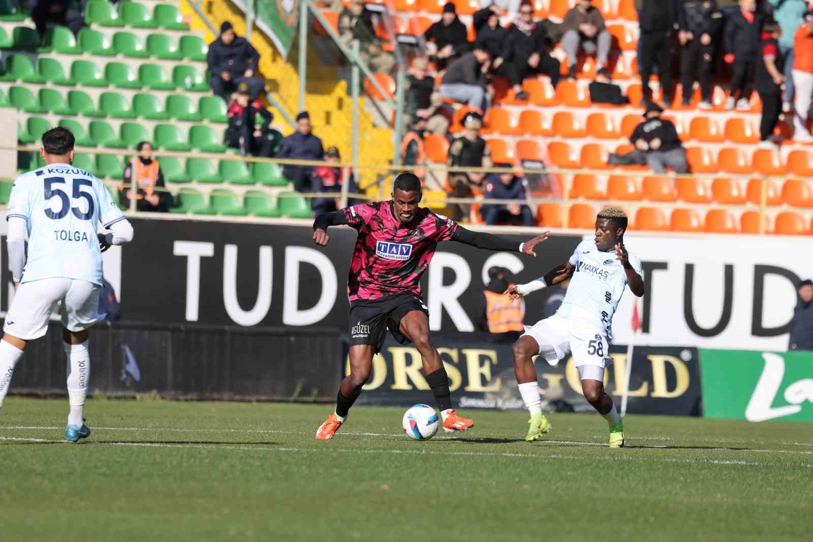 Trendyol Süper Lig: Alanyaspor: 0 - Adana Demirspor: 2 (İlk yarı)