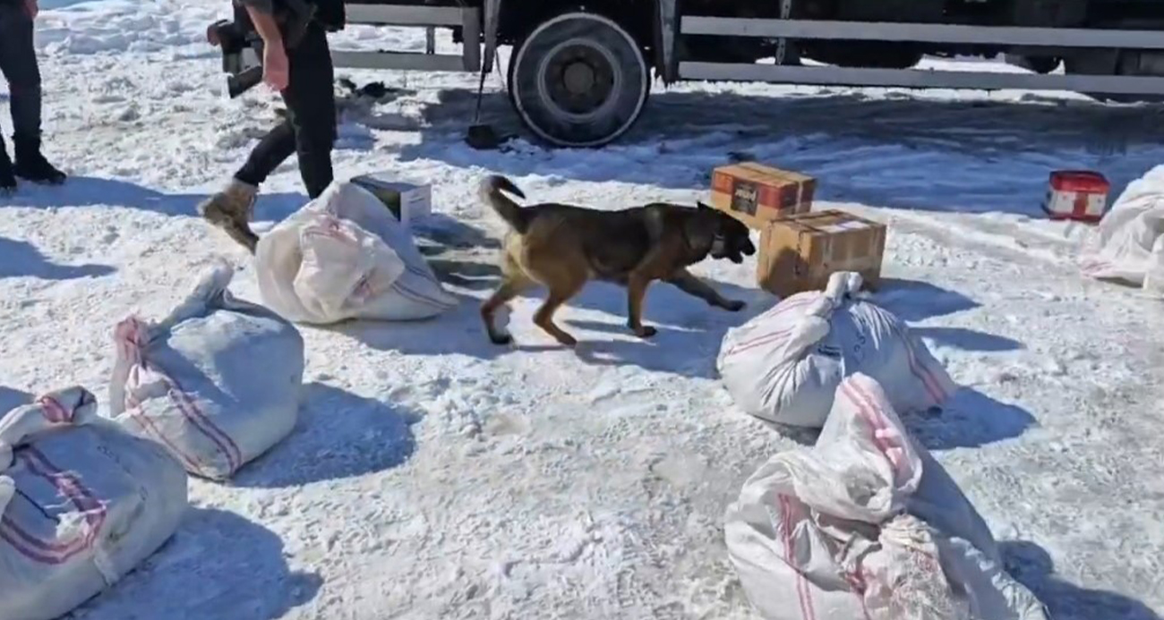 Hakkari’de kargo ile gönderilmek istenilen 102 kilo metamfetamin ele geçirildi