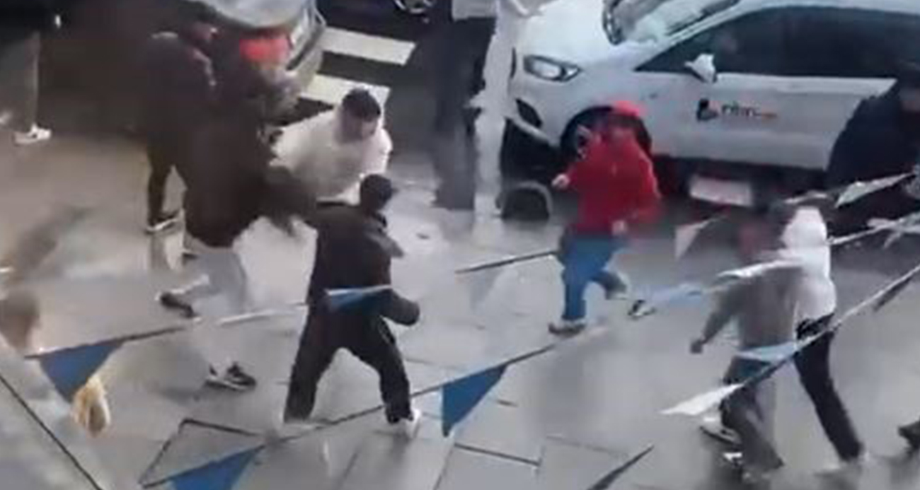 Arnavutköy’de gençlerin tekmeli yumruklu kavgası kamerada
