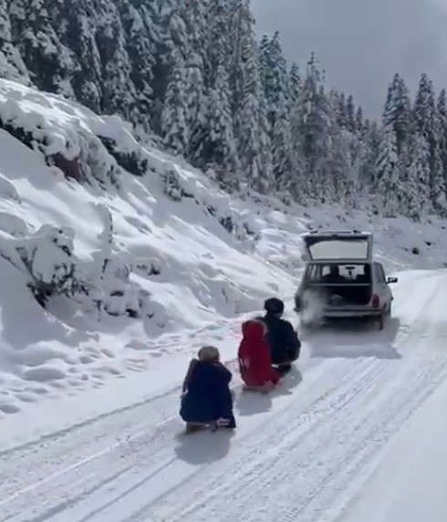 Kızakları aracının arkasına bağladı, çocuklarını doyasıya eğlendirdi