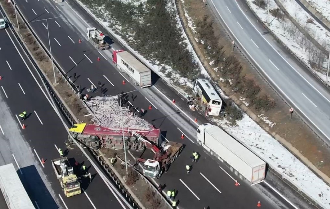Kuzey Marmara Otoyolu’nda ani fren yapan yolcu otobüsüne tır çarptı