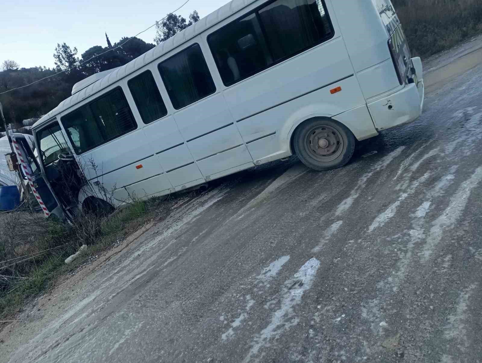 Gazipaşa’da okul servisi buzlu yolda kaydı, korku dolu anlar yaşandı