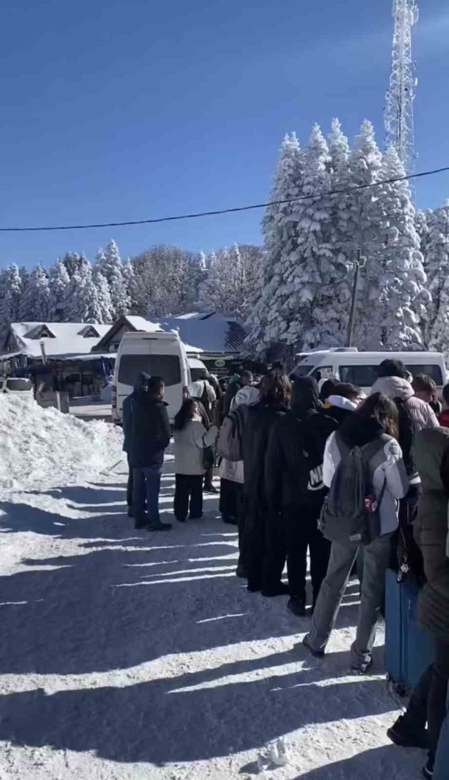 Teleferik gelmedi, vatandaşlar metrelerce kuyruk oluşturdu