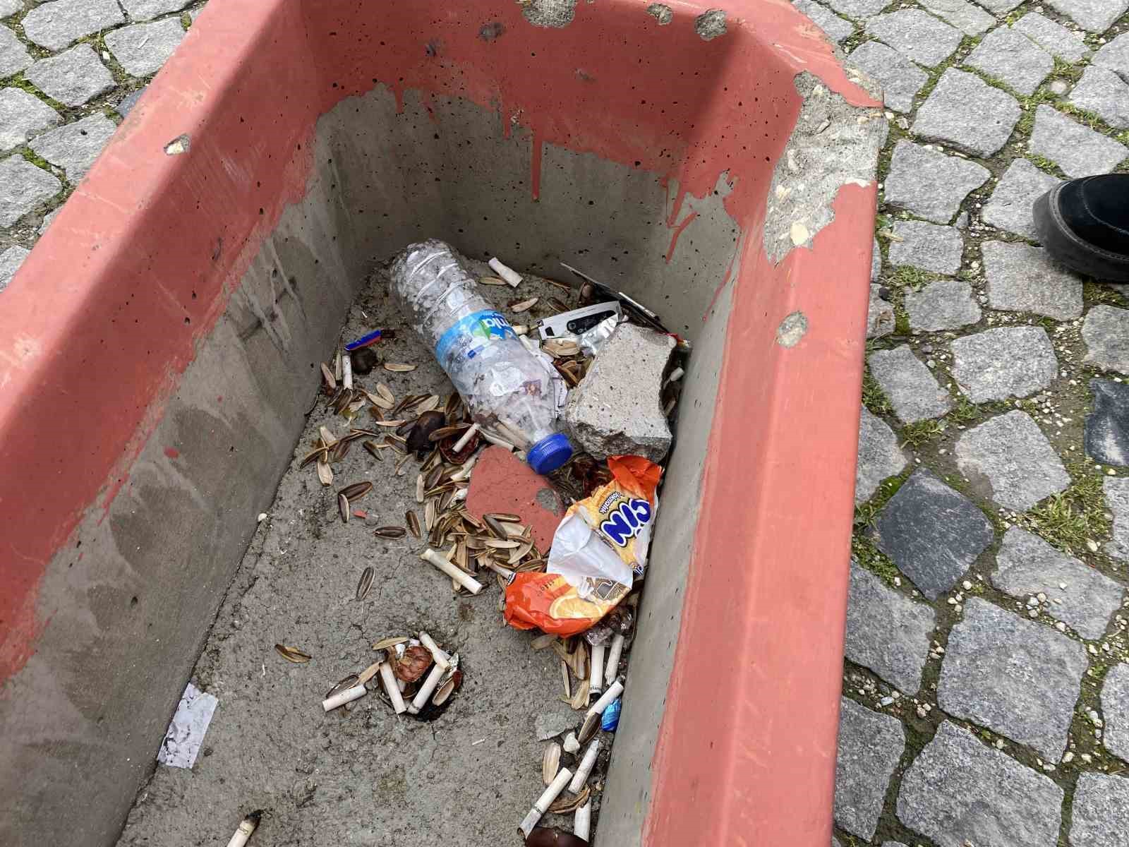 İçerisinde çiçek olması gereken saksının içini çöplerle doldurdular