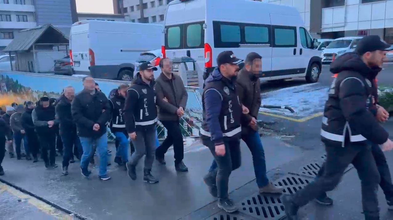 İstanbul’da ‘Kıskaç-40’ operasyonunda yakalanan 20 şüpheli adliyeye sevk edildi
