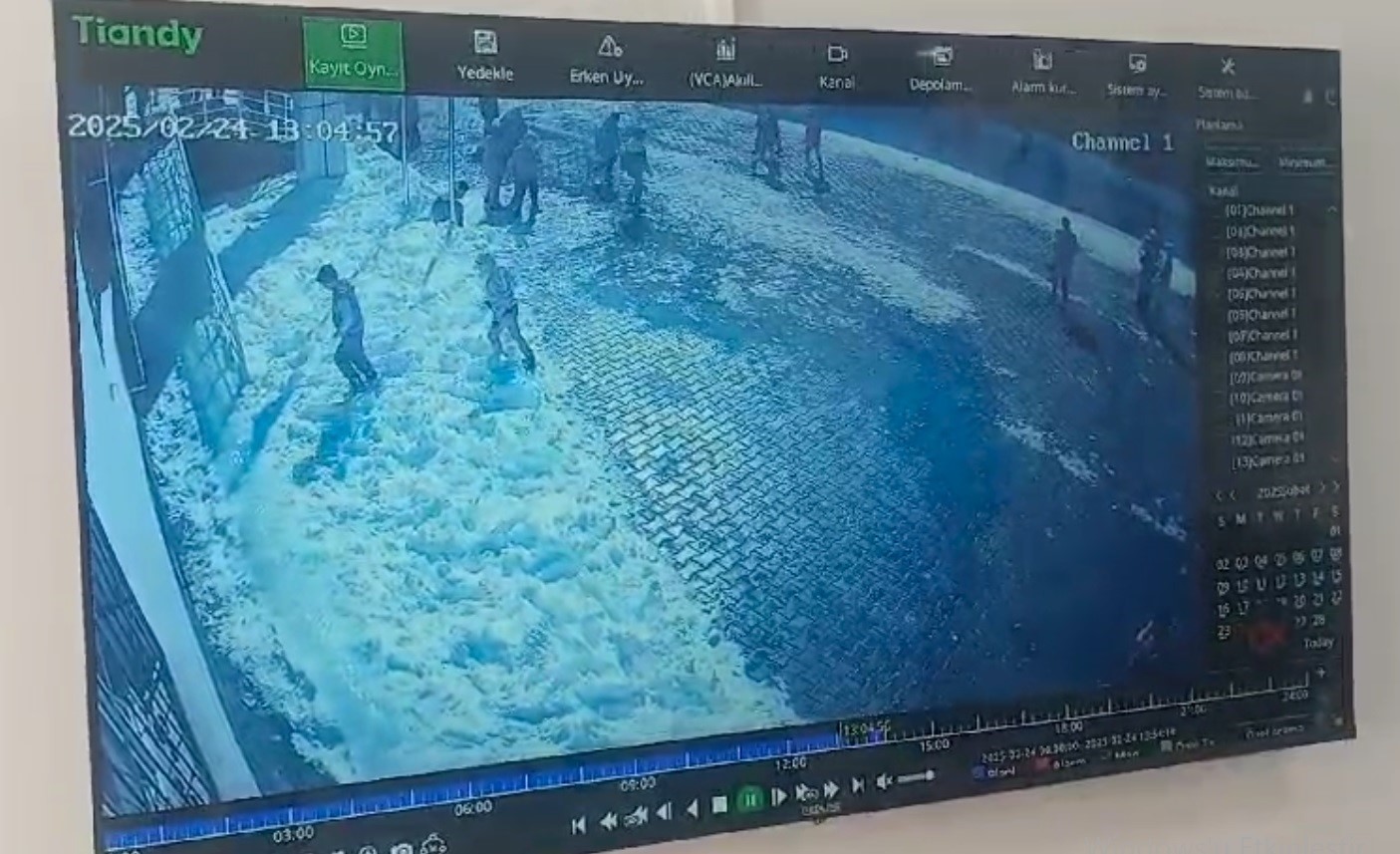 Muş’ta ilkokul öğrencisinin başına buz kütlesi düştü
