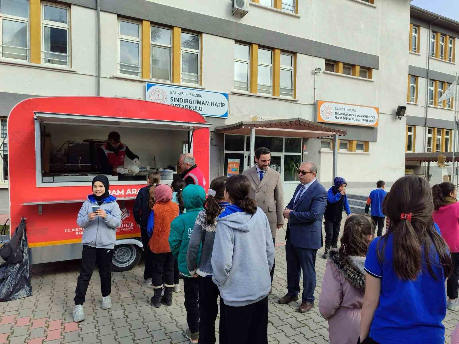 Sındırgı’da öğrencilere salep ikramı
