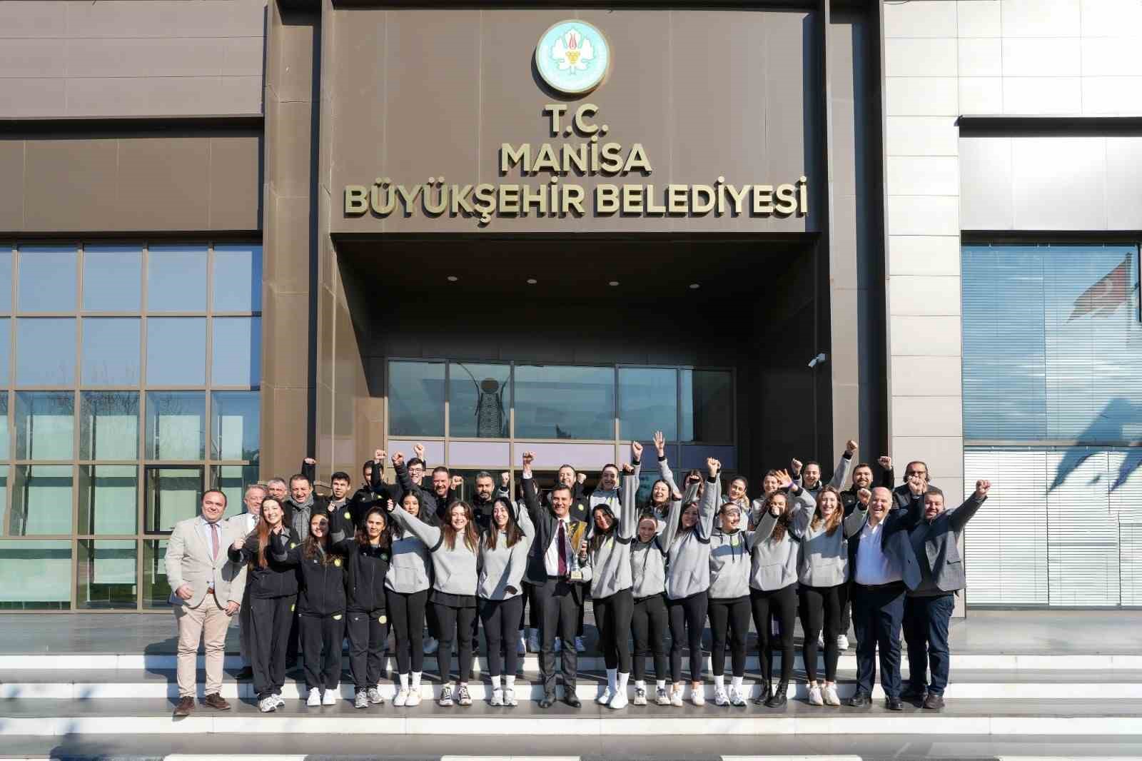 Şampiyon voleybolcular kupa ile Başkan Zeyrek’i ziyaret etti