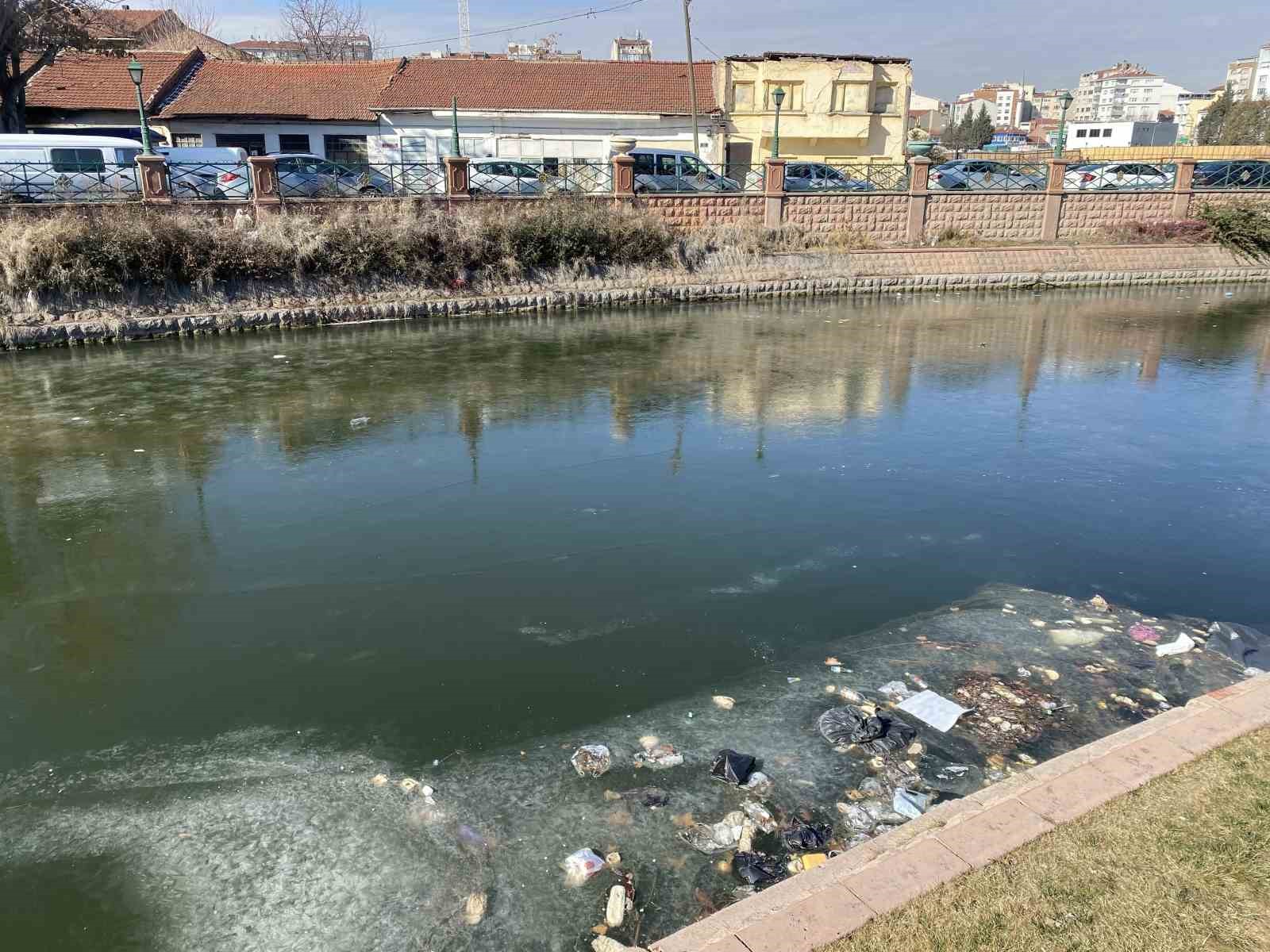 Porsuk Çayı’nda buz parçası içindeki çöplerin çirkin görüntüsü