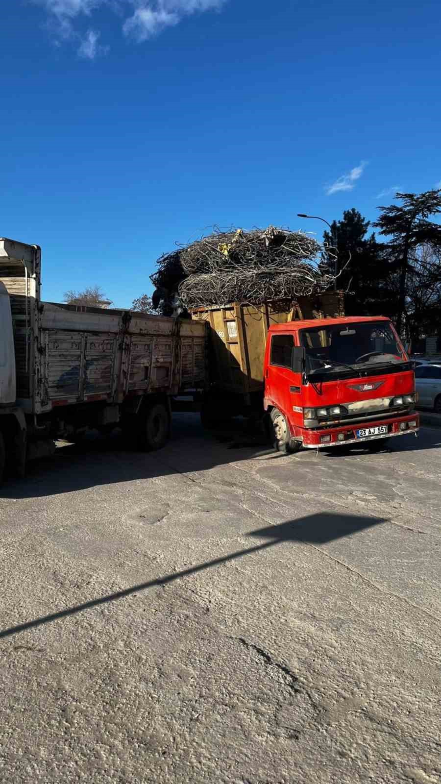 Elazığ’da demir yüklü kamyonun tehlikeli yolculuğu kameraya yansıdı