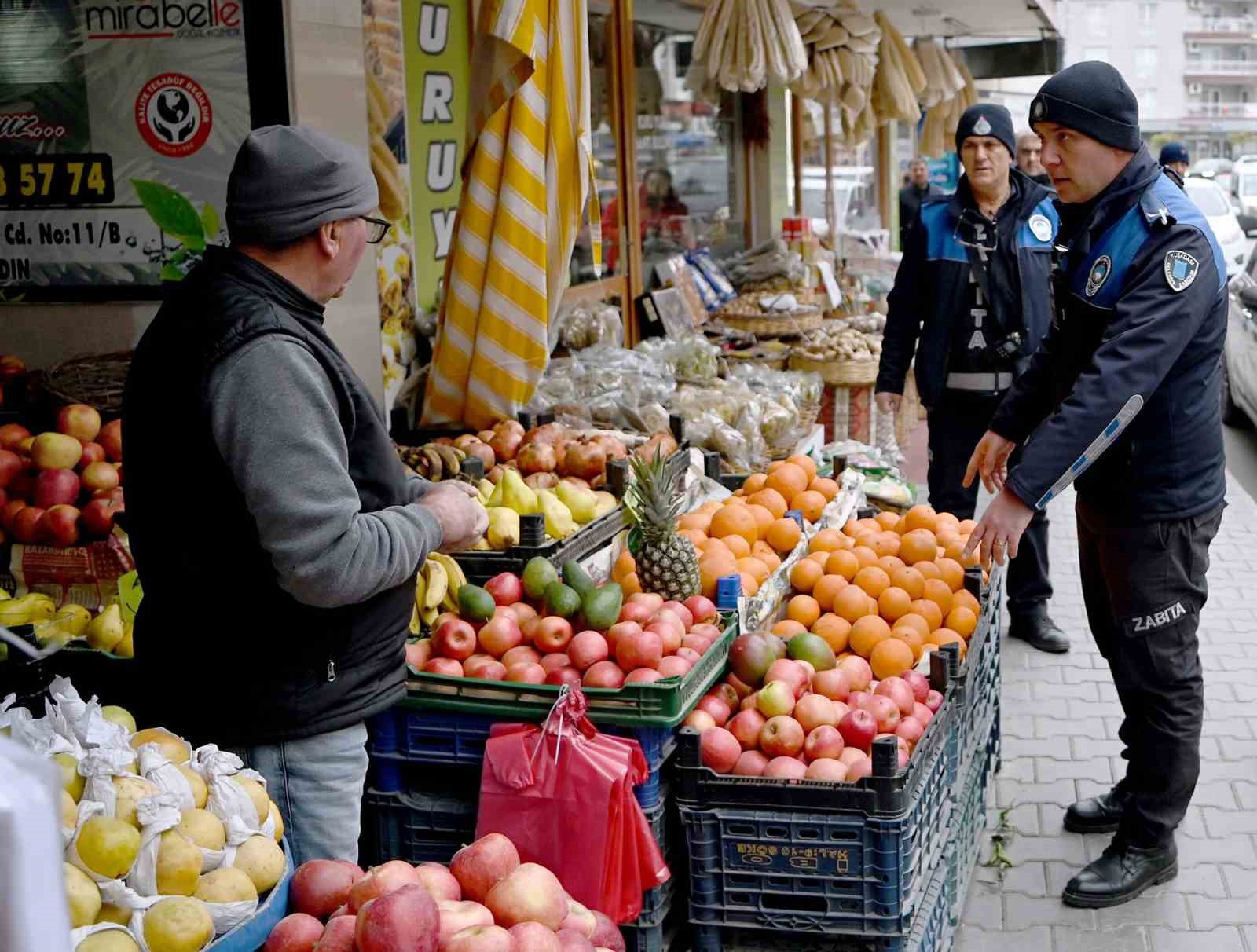 Kuşadası Belediyesi zabıta ekipleri kaldırım işgaline geçit vermiyor