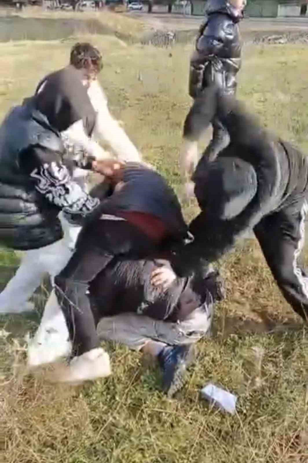 Bursa’da aralarına aldıkları çocuğu darp edip kameraya aldılar