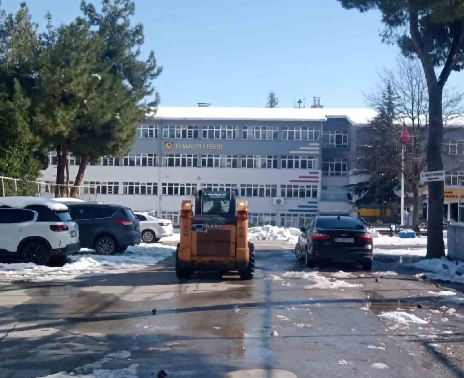Okul bahçelerinde kar ve buz temizliği
