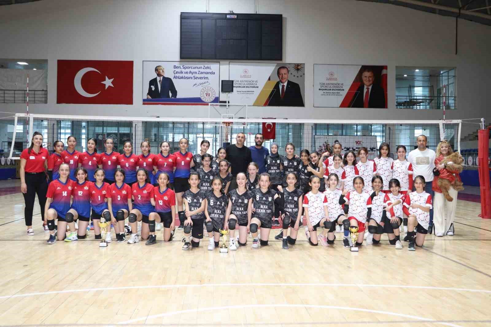 Hakkari’de Midi Kızlar Şampiyonası sona erdi
