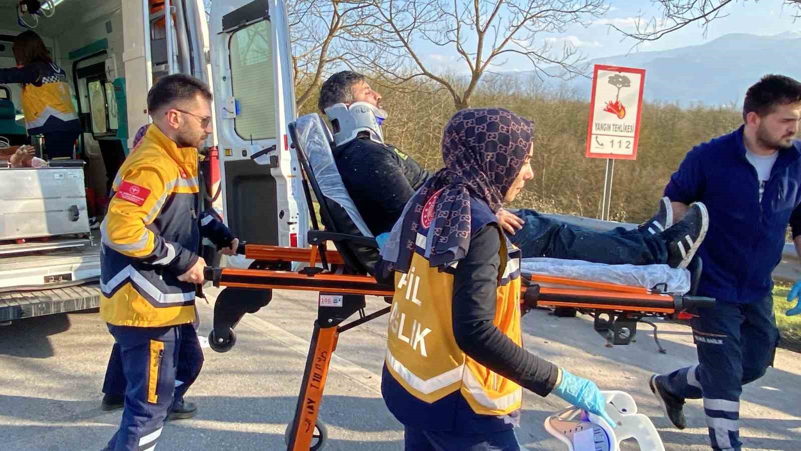 Kaza yapan aracın parçaları ağaçta asılı kaldı: 1’i bebek 4 yaralı