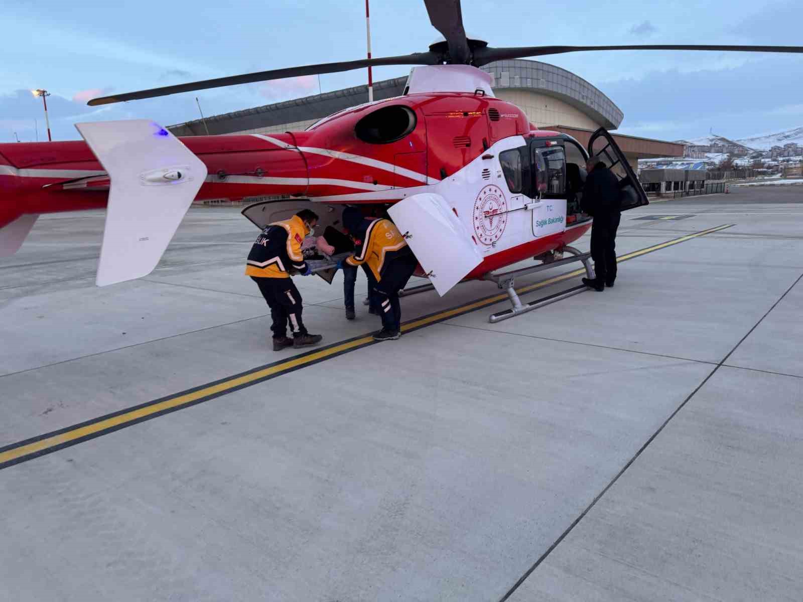 Hakkari’de 8 yaşındaki hasta helikopterle Van’a sevk edildi