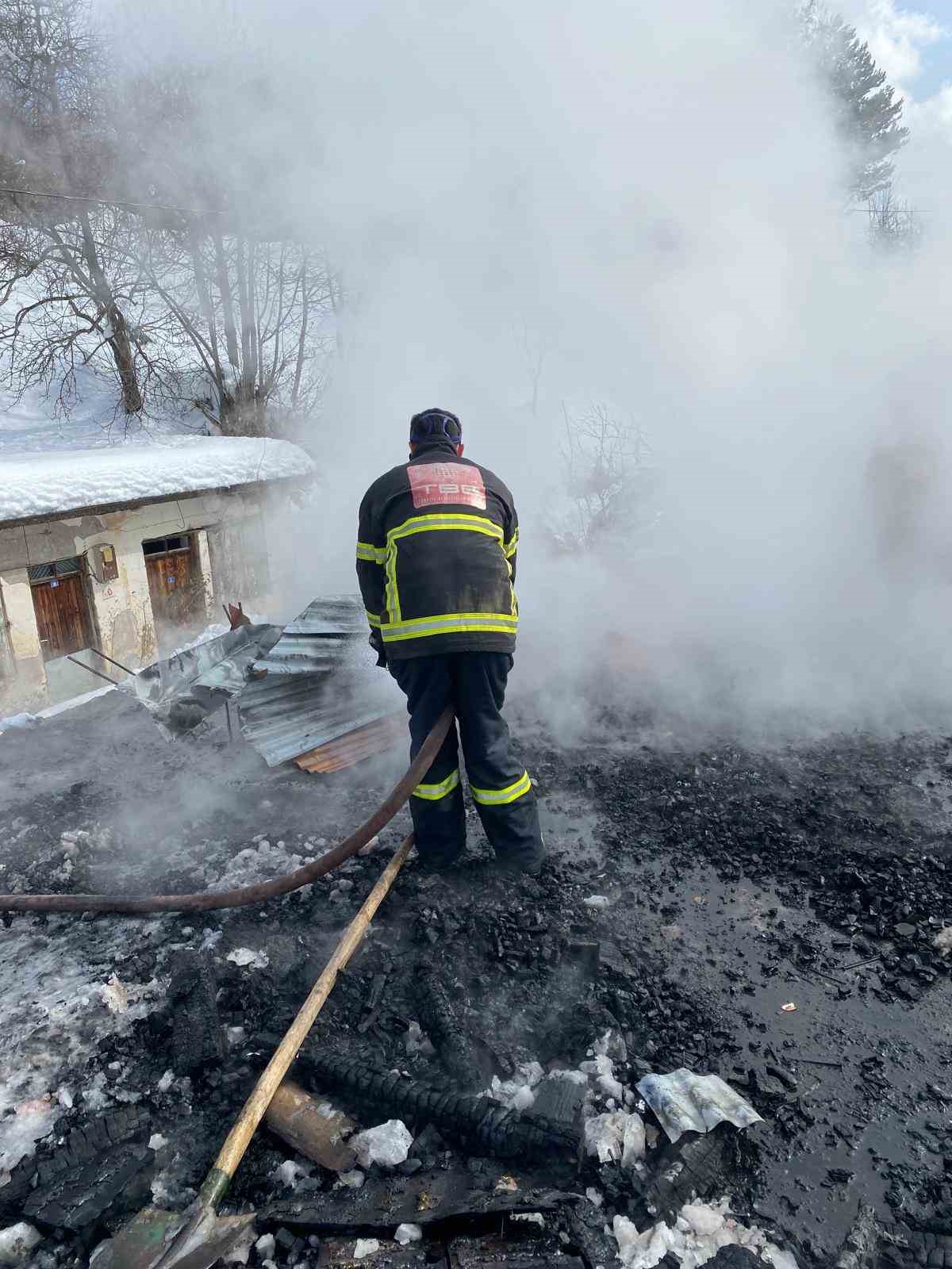 Kastamonu’da korkutan çatı yangını