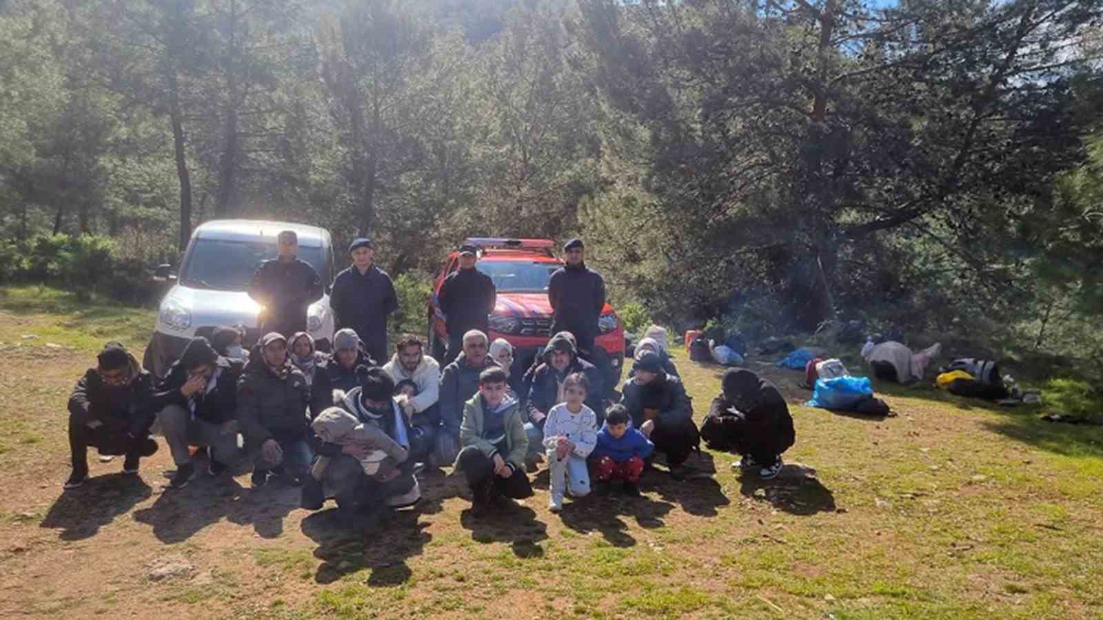 Kayaköy’de 8’i çocuk 24 düzensiz göçmen yakalandı