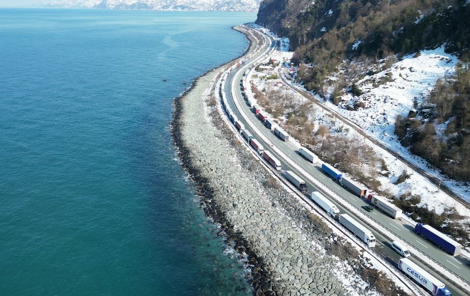 Gürcistan’daki yoğun kar yağışı nedeniyle Artvin’de uzun tır kuyrukları oluştu