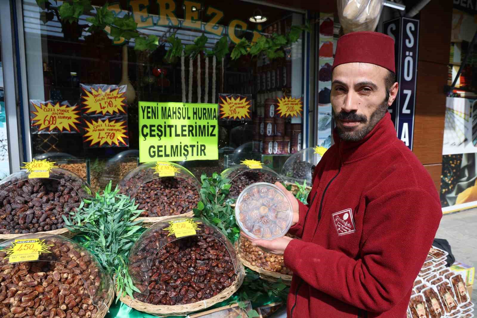 Ramazan’ın vazgeçilmezi hurma tezgahlardaki yerini aldı