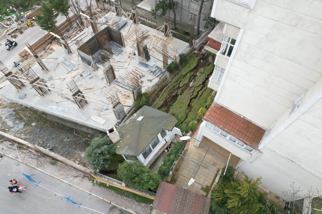 Beylikdüzü’nde inşaat sırasında bir binanın istinat duvarı çöktü