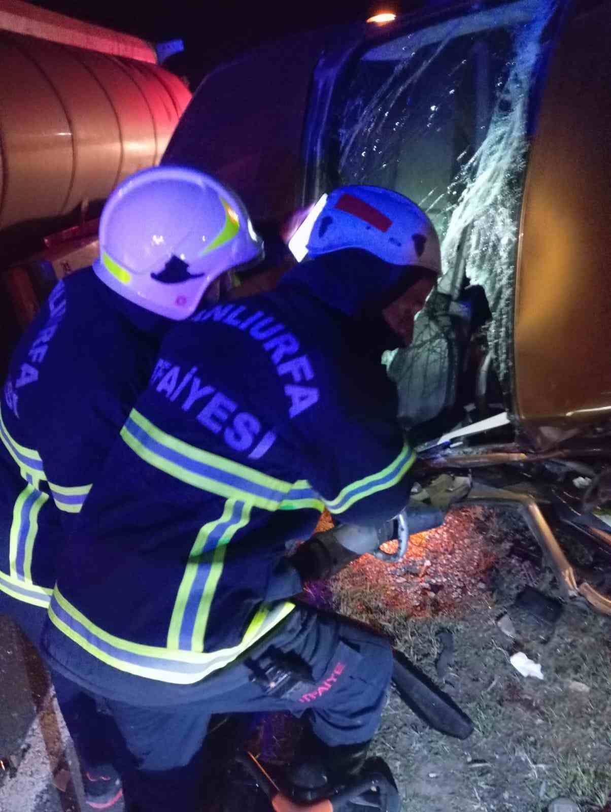 Şanlıurfa’da tırla çarpışan araçta anne hayatını kaybetti, oğlu ağır yaralandı
