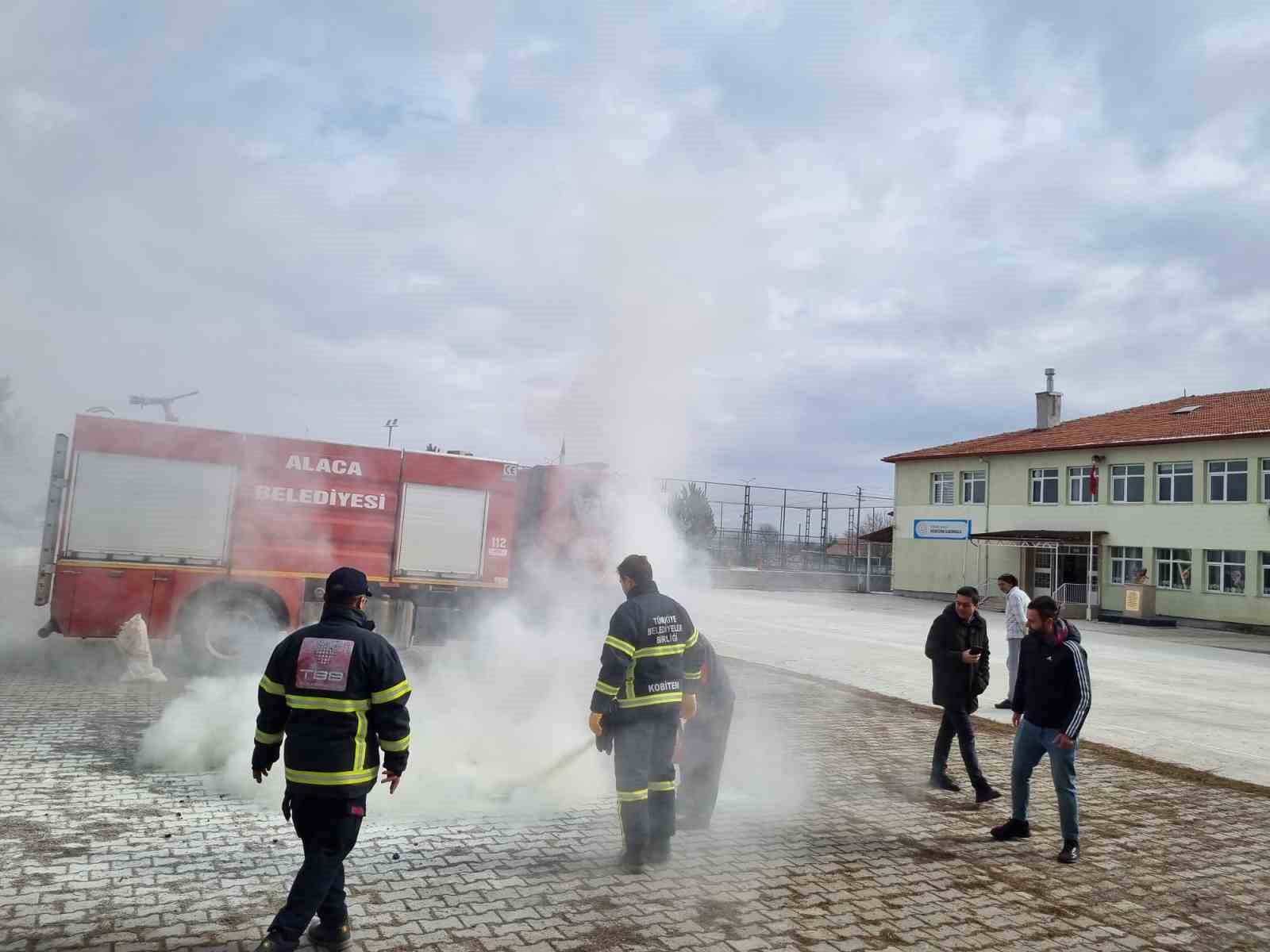 Alaca Belediyesi’nden öğrencilere yangın eğitimi