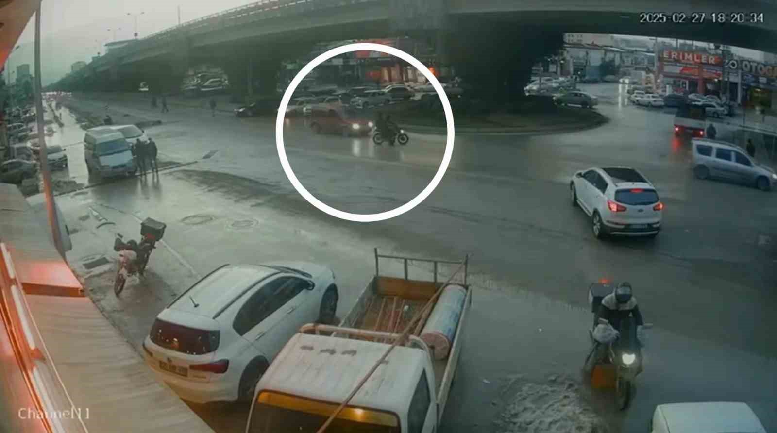 Samsun’da 2 kişinin yaralandığı motosiklet kazası kamerada