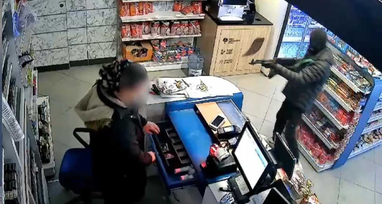 Sahte kalaşnikofla girdiği akaryakıt istasyonunu soydu