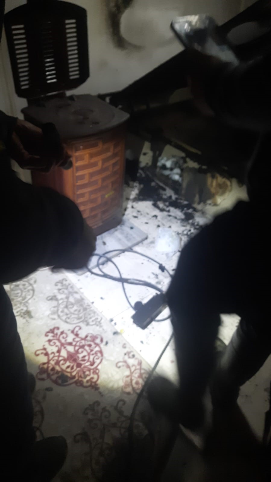 Alev alan uzatma kablosu evi küle çeviriyordu