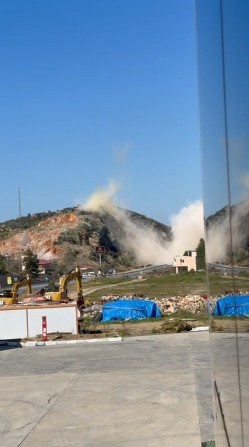 Dinamitle patlatılan dağdan düşen kaya parçaları karayolunu trafiğe kapattı