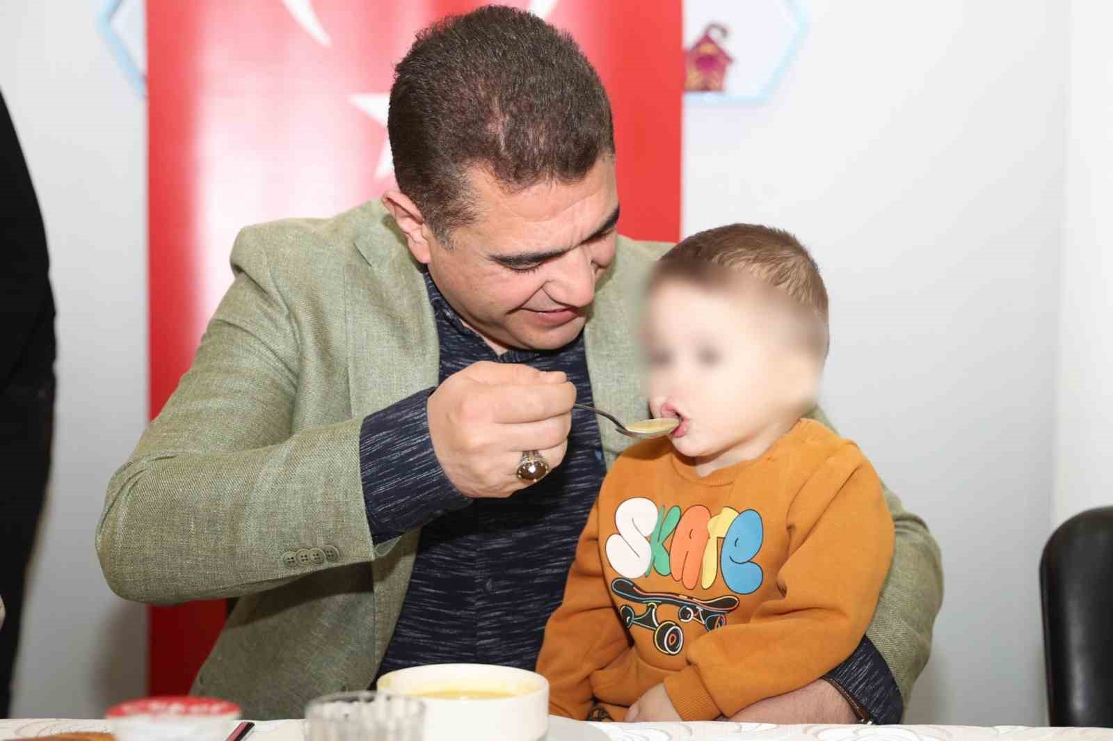 İlk iftarda çocukların çorbasını Vali Aslan elleriyle içirdi