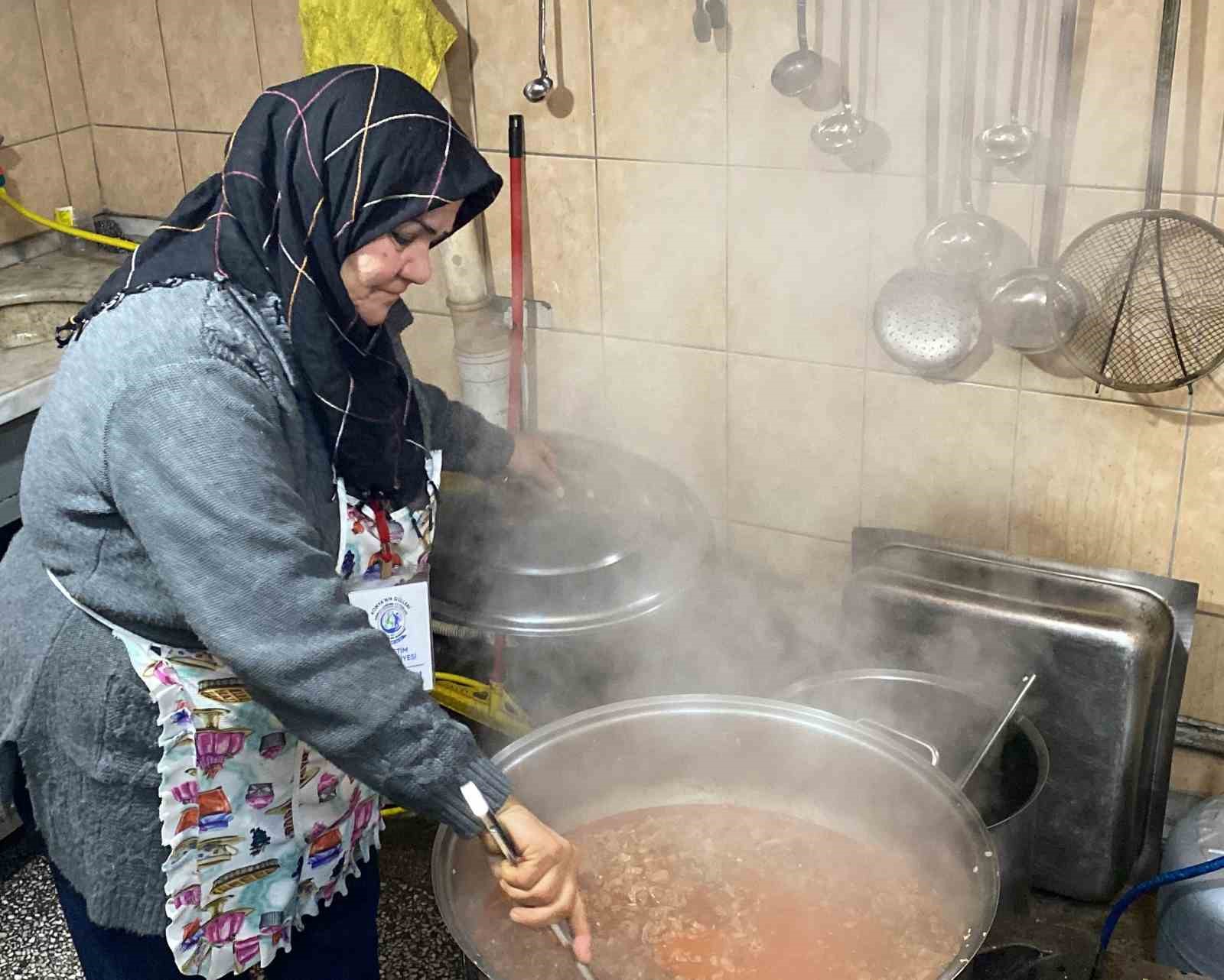 Emekli öğretmen elleri yana yana muhtaçlara gönüllü aşçılık yapıyor