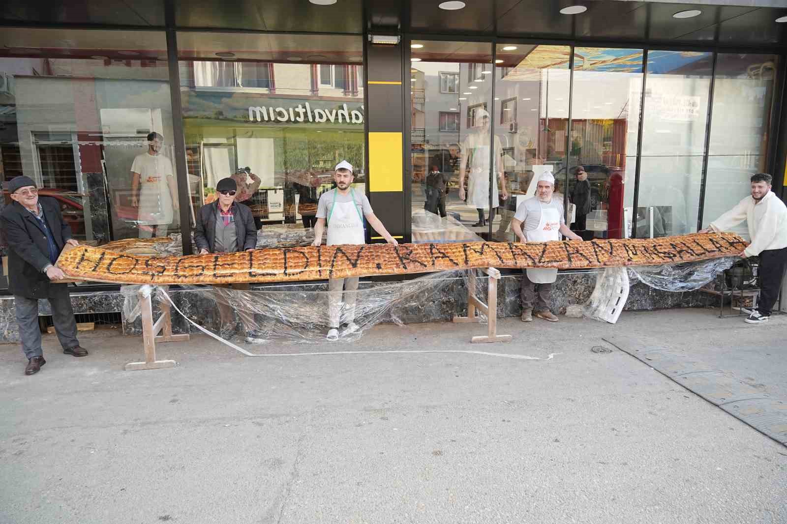 7 metrelik pide görenleri hayrete düşürdü